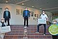 Spendenübergabe in der FrankenTherme in Bad Königshofen. Unser Bild zeigt von links von vorne nach hinten: Ute Husslein, Christa Anding, Uwe Köhler, Bürgermeister Thomas Helbling und Kurdirektor Werner Angermüller und natürlich den großen Schokonikolaus, ebenfalls mit Mund-Nasenschutz Maske.