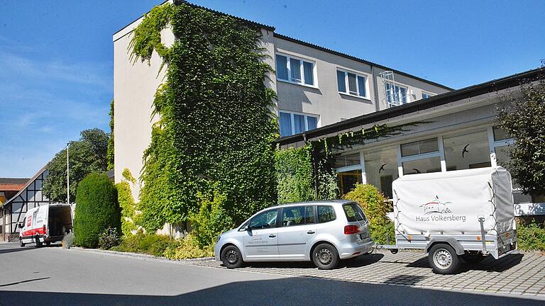 In den vergangenen Tagen wurde im Haus St. Michael in Bad Königshofen verschiedenes Inventar an weitere Bildungshäuser weiter gegeben. Dort wird es dringend benötigt. Dabei wird genau Buch geführt, was wohin gekommen ist.