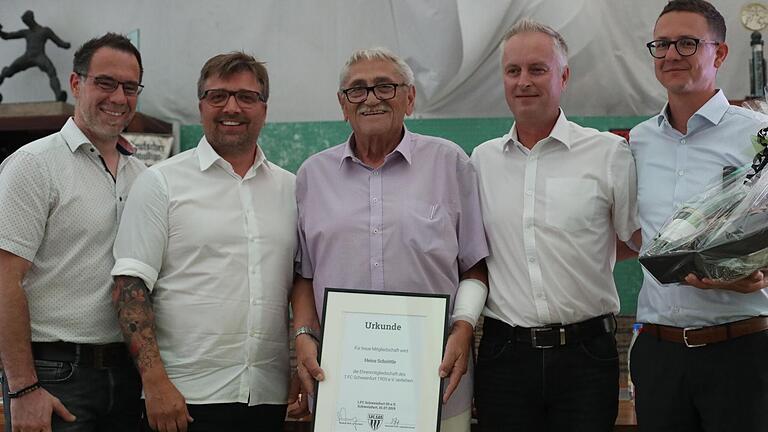 Der im Alter von 76 Jahren verstorbene Heinz Schröttle (Bildmitte) bei seiner Ernennung zum Ehrenmitglied 2019.