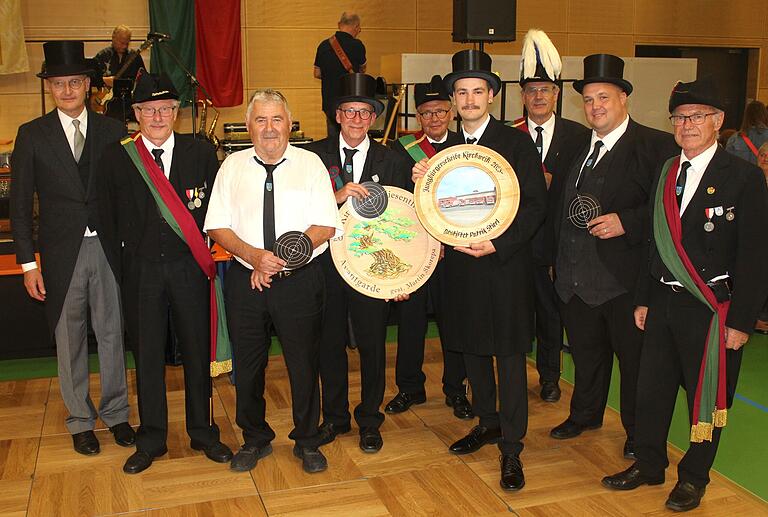 Die Sieger beim Schießen der Wiesentheider Bürgerwehr (von links): Paul von Schönborn, Gewinner Richard Reisenleiter, Hans Büttner (Zweiter Platz), Klaus Schraut (Scheibe der Avantgarde), Günter Möderl, Andre Freund (Jungbürgerscheibe), Hauptmann Karl Gropp, Patrick Spiegel (Dritter Platz) und Klaus Schneider.