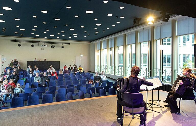 Die Aula in der sanierten Mozartschule.