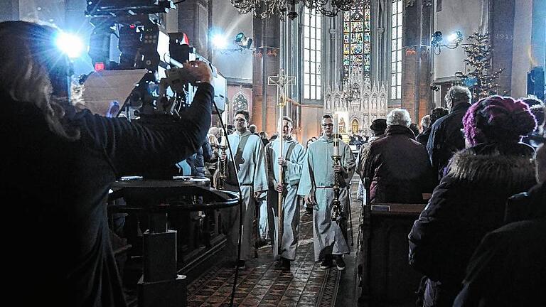 Rund 850 000 Zuschauer beim ZDF-Sonntagsgottesdienst - (dix) Die letzten Klänge der Orgel der Ritterkapelle waren am Sonntag beim Fernsehgottesdienst in der Ritterkapelle noch nicht verklungen, da ging der Einsatz der Ehrenamtlichen der Pfarrei St. Kilian schon wieder weiter: Sie nahmen die Anrufe der ZDF-Zuschauer entgegen. „Knapp 500 Anrufe“ hatten die Helferinnen und Helfer bis zum Abend entgegengenommen, so Pfarrgemeinderatsvorsitzende Elisabeth Graßer. Zehn Leitungen hatte das ZDF freigeschaltet, berichtet Pfarrer Stephan Eschenbacher. Graßer, wie auch Eschenbacher, freuen sich über die „durchweg positive Resonanz“. Viele Anrufer wollten sich einfach nur bedanken, so Eschenbacher. Allerdings gab es auch „tiefere Gespräche“, wie Elisabeth Graßer berichtet. Es gab Anrufe, bei denen man merkte, dass es Leute sind, die einfach einmal jemanden zum Reden brauchen. So dauerte auch bei ihr ein Gespräch mit einer Anruferin 25 Minuten. Ein anderer Anrufer schüttete gar eineinhalb Stunden lang sein Herz bei den Helfern aus der Pfarrei aus. Viel positive Resonanz war zu verzeichnen, so Pfarrer Eschenbacher, wenngleich die Gespräche erst noch detailliert ausgewertet werden. Positiv aufgefallen war allerdings vielen, dass der Gottesdienst „stimmig“ gewesen sei und dass so viele Altersgruppen mit eingebunden waren. Nur vereinzelt gab es Kritik, berichtet Eschenbacher, lediglich „liturgische Feinheiten“ wurden in wenigen Fällen kritisiert, so Graßer. Immer wieder wurde der Wunsch geäußert, dass man die Predigt von Pfarrer Eschenbach zugeschickt haben möchte. Positiven Eindruck hinterlassen hatte auch die Schilderung während des Gottesdienstes, dass im Gotteshaus ein Fürbitten-Buch aufliegt. Graßer berichtet, dass Anrufer gerne auch ihre Anliegen in die Fürbitten mit aufgenommen haben wollen. 15 Helfer waren bei der Telefonaktion bis 19 Uhr im Einsatz, berichtet Diakon Manfred Griebel. Anschließend trafen sich die Helfer dann zum Gedankenaustausch. „Die Geschichten sprudelten nur so heraus“, so Griebel. Oftmals auch Lebensgeschichten von Anrufern und Griebel weiter: Es habe gut getan, dass die Menschen die Erfahrung machten, wie wichtig es ist zuzuhören. Er selbst hatte auch am Montag noch Anrufe bekommen, gar aus dem benachbarten deutschsprachigen Raum und sogar aus Teneriffa. 850 000 Zuschauer verzeichnete das ZDF beim Gottesdienst aus Haßfurt. „Sehr erfreut über die hohe Zuschauerzahl“, zeigte sich Redaktionsleiterin Michaela Pilters, Redaktionsleiterin der ZDF-Redaktion Kirche und Leben, katholisch. Die Zahl der Zuschauer hatte damit deutlich über dem Durchschnitt von 660 000 gelegen. Pilters: „Die Haßfurter können stolz sein auf ihren Gottesdienst – den ich auch ohne die gute Quote als sehr gelungen empfunden habe. Auch wir haben uns als Team sehr wohl gefühlt und wurden herzlich aufgenommen.' Rund 850 000 Zuschauer beim ZDF-Sonntagsgottesdienst - (dix) Die letzten Klänge der Orgel der Ritterkapelle waren am Sonntag beim Fernsehgottesdienst in der Ritterkapelle noch nicht verklungen, da ging der Einsatz der Ehrenamtlichen der Pfarrei St. Kilian schon wieder weiter: Sie nahmen die Anrufe der ZDF-Zuschauer entgegen. „Knapp 500 Anrufe“ hatten die Helferinnen und Helfer bis zum Abend entgegengenommen, so Pfarrgemeinderatsvorsitzende Elisabeth Graßer. Zehn Leitungen hatte das ZDF freigeschaltet, berichtet Pfarrer Stephan Eschenbacher. Graßer, wie auch Eschenbacher, freuen sich über die „durchweg positive Resonanz“. Viele Anrufer wollten sich einfach nur bedanken, so Eschenbacher. Allerdings gab es auch „tiefere Gespräche“, wie Elisabeth Graßer berichtet. Es gab Anrufe, bei denen man merkte, dass es Leute sind, die einfach einmal jemanden zum Reden brauchen. So dauerte auch bei ihr ein Gespräch mit einer Anruferin 25 Minuten. Ein anderer Anrufer schüttete gar eineinhalb Stunden lang sein Herz bei den Helfern aus der Pfarrei aus. Viel positive Resonanz war zu verzeichnen, so Pfarrer Eschenbacher, wenngleich die Gespräche erst noch detailliert ausgewertet werden. Positiv aufgefallen war allerdings vielen, dass der Gottesdienst „stimmig“ gewesen sei und dass so viele Altersgruppen mit eingebunden waren. Nur vereinzelt gab es Kritik, berichtet Eschenbacher, lediglich „liturgische Feinheiten“ wurden in wenigen Fällen kritisiert, so Graßer. Immer wieder wurde der Wunsch geäußert, dass man die Predigt von Pfarrer Eschenbach zugeschickt haben möchte. Positiven Eindruck hinterlassen hatte auch die Schilderung während des Gottesdienstes, dass im Gotteshaus ein Fürbitten-Buch aufliegt. Graßer berichtet, dass Anrufer gerne auch ihre Anliegen in die Fürbitten mit aufgenommen haben wollen. 15 Helfer waren bei der Telefonaktion bis 19 Uhr im Einsatz, berichtet Diakon Manfred Griebel. Anschließend trafen sich die Helfer dann zum Gedankenaustausch. „Die Geschichten sprudelten nur so heraus“, so Griebel. Oftmals auch Lebensgeschichten von Anrufern und Griebel weiter: Es habe gut getan, dass die Menschen die Erfahrung machten, wie wichtig es ist zuzuhören. Er selbst hatte auch am Montag noch Anrufe bekommen, gar aus dem benachbarten deutschsprachigen Raum und sogar aus Teneriffa. 850 000 Zuschauer verzeichnete das ZDF beim Gottesdienst aus Haßfurt. „Sehr erfreut über die hohe Zuschauerzahl“, zeigte sich Redaktionsleiterin Michaela Pilters, Redaktionsleiterin der ZDF-Redaktion Kirche und Leben, katholisch. Die Zahl der Zuschauer hatte damit deutlich über dem Durchschnitt von 660 000 gelegen. Pilters: „Die Haßfurter können stolz sein auf ihren Gottesdienst – den ich auch ohne die gute Quote als sehr gelungen empfunden habe. Auch wir haben uns als Team sehr wohl gefühlt und wurden herzlich aufgenommen.'
