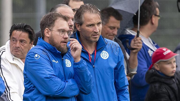 Marco Scheder (links) und Berthold Göbel trainieren die erste Mannschaft beim Würzburger FV in der Fußball-Bayernliga. Zur Winterpause steht sie bei neun ausstehenden Spielen mit einer ausgeglichenen Bilanz und 34 Punkten auf einem sicheren achten Platz.