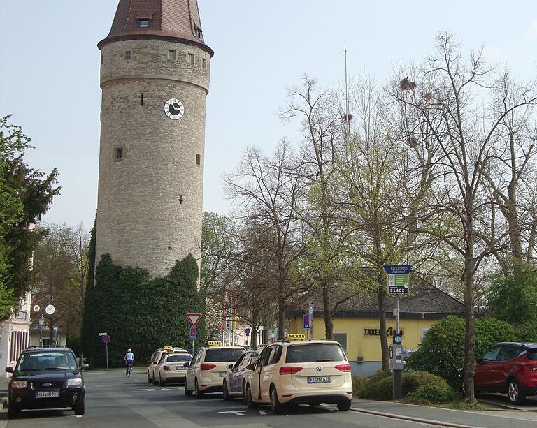 17 Taxen gibt es noch die Kitzingen, die zum Verein Taxi e.V. gehören. Vor einigen Jahren waren es noch über 30 gewesen. 17 Taxen gibt es noch die Kitzingen, die zum Verein Taxi e.V. gehören. Vor einigen Jahren waren es noch über 30 gewesen.