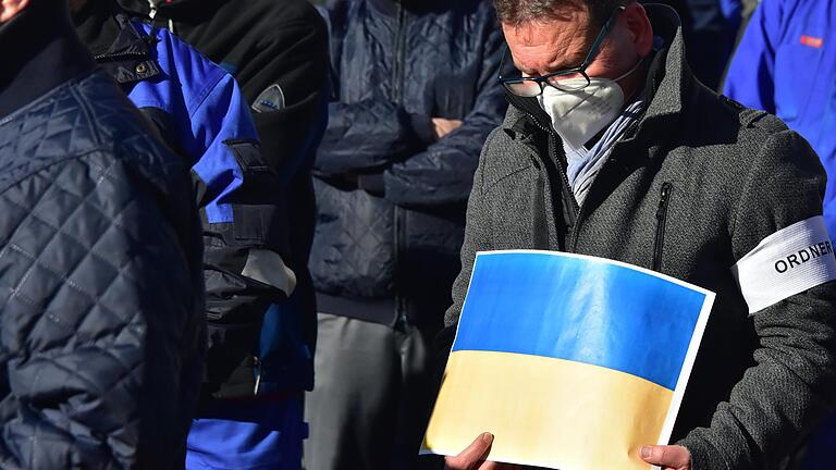 Friedensdemo in Schweinfurt für die Ukraine. Die Belegschaft von SKF sendet Friedenzeichen in Richtung des Partnerwerks im ukrainischen Luzk. Mit der Stadt möchte Oberbürgermeister Sebastian Remelé nun eine Solidaritäts-Partnerschaft vereinbaren.