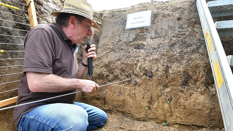 Feldtag von RUF und AELF zum Thema Bodenschutz und Wasserinfiltration, im Bild: Bodenkundler Dr. Fred Fürstenfeld.