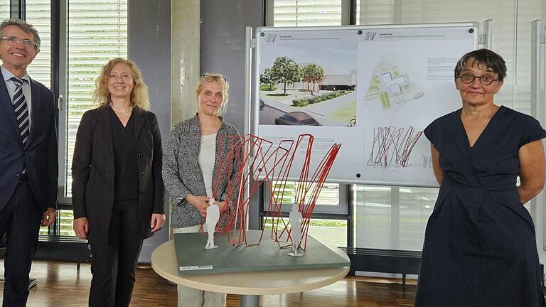 Preisträgerin Sabine Straub (rechts) präsentiert mit Bernhard Grau (von links), Daniela Kircher und Dagmar Schmidt ihren Siegerentwurf. Die Skulptur wird beim Staatsarchiv Kitzingen aufgestellt werden. Preisträgerin Sabine Straub (rechts) präsentiert mit Bernhard Grau (von links), Daniela Kircher und Dagmar Schmidt ihren Siegerentwurf. Die Skulptur wird beim Staatsarchiv Kitzingen aufgestellt werden.