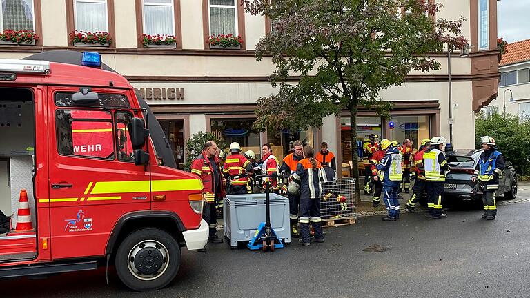 Mehrere Trupps an Atemschutzträgern waren in der Tiefgarage, um den Autobrand zu löschen.