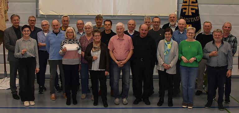 23 Mitglieder wurden für ihre jahrzehntelange Treue zum Verein mit der Goldenen Verdienstnadel geehrt. Die 40 Jahre voll hatten diese Mitglieder bereits im Jahr 2020. Da das 125. Stiftungsfest coronabedingt ausfallen musste, wurde die Ehrung nun nachgeholt.