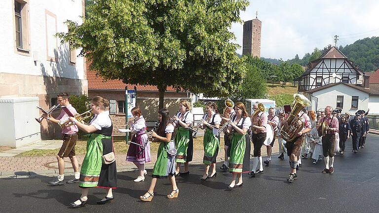 Der Musikverein und die Feuerwehr führten die Kirchenparade bei der 500-Jahr-Feier von Krommenthal an. Der Musikverein und die Feuerwehr führten die Kirchenparade bei der 500-Jahr-Feier von Krommenthal an.