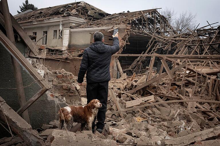 Zerstörung, Elend, Tod oder Vertreibung bringt der russische Angriffskrieg vielen Städten (hier Sloviansk) und Menschen in der Ukraine. Auch der jetzt in Knetzgau lebende Oleksii Prostiakov musste fliehen. (Symbolfoto) Zerstörung, Elend, Tod oder Vertreibung bringt der russische Angriffskrieg vielen Städten (hier Sloviansk) und Menschen in der Ukraine. Auch der jetzt in Knetzgau lebende Oleksii Prostiakov musste fliehen. (Symbolfoto)