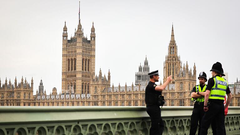 London       -  Ein Mann wurde auf der Westminster Bridge lebensgefährlich verletzt. (Archivbild)