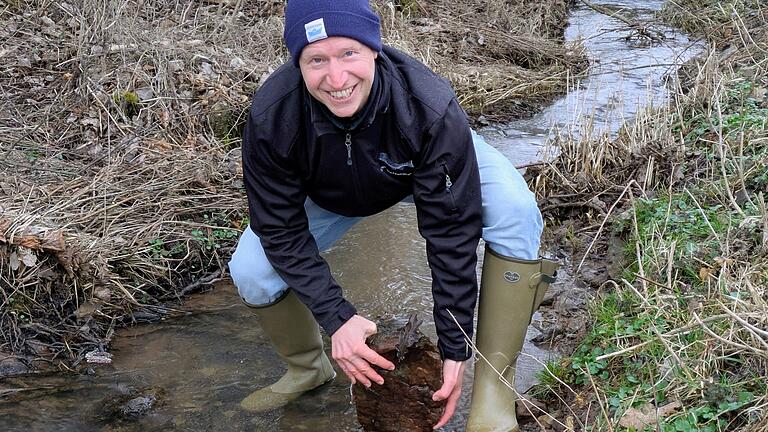 Erfolglos blieb die Suche von Fischereifachberater Michael Kolahsa nach Steinkrebsen im Einraffshofer Wasser. - Erfolglos blieb die Suche von Fischereifachberater Michael Kolahsa nach Steinkrebsen im Einraffshofer Wasser. Erfolglos blieb die Suche von Fischereifachberater Michael Kolahsa nach Steinkrebsen im Einraffshofer Wasser. - Erfolglos blieb die Suche von Fischereifachberater Michael Kolahsa nach Steinkrebsen im Einraffshofer Wasser.