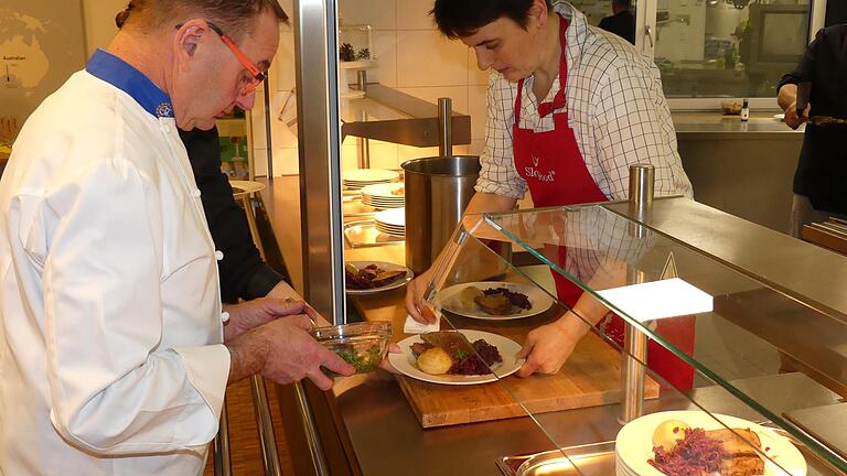 100% Regional und Bio: Als Hauptspeise gab es nach dem Workshop einen Zwiebelrückenschmorbarten in Apfelquittenrotkohl mit seidenen Kartoffelklößen.