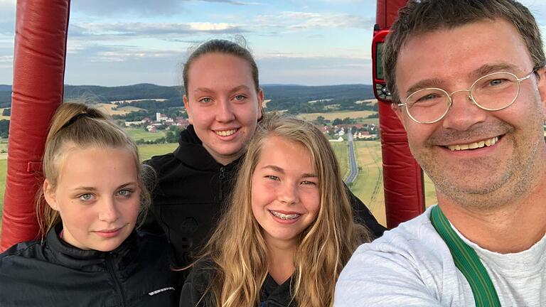 Erfahrener Pilot: Swen Gaudlitz, Vorsitzender des Ballonsportclub Thüringen (rechts), bei einer Fahrt mit mehreren Jugendlichen über das Grabfeld und das Heldburger Land.