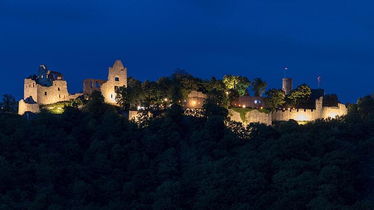 Einmal im Jahr findet auf der Homburg ein Weinfest im Hof der Burgruine statt.