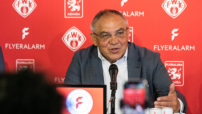 Felix Magath bei seiner Präsentation als Chef der neuen Flyeralarm-Unternehmenseinheit Globasl Soccer in der Würzburger Firmen-Zentrale.