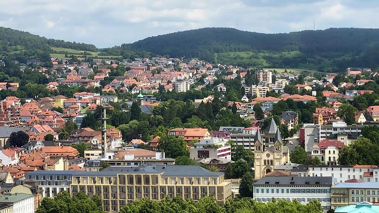 Diese Bildmontage zeigt, wie sich das Hotel (vorne ) künftig ins Stadtbild einfügen soll.