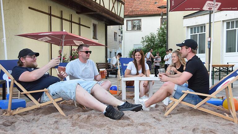 Tropisches Feeling erlebten die Besucher der Mittsommernacht auf dem Stadtstrand des TSV Mellrichstadt auf dem Jakobsplatz. Tropisches Feeling erlebten die Besucher der Mittsommernacht auf dem Stadtstrand des TSV Mellrichstadt auf dem Jakobsplatz.