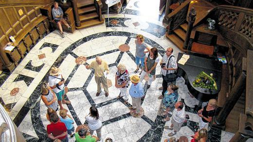 Hier wird der christliche Glaube überdacht: Siegfried Eisenmann mit Besuchern in der Kuppelhalle von Schloss Craheim.