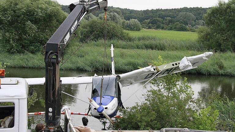 Feuerwehreinsatz: Im Sommer 2013 war ein Ultraleichtflugzeug in den Haßfurter Sichelsee gestürzt. Feuerwehreinsatz: Im Sommer 2013 war ein Ultraleichtflugzeug in den Haßfurter Sichelsee gestürzt.