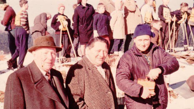 Kaspar Dörrbecker, Bürgermeister  Helmut Patzke und Leopold Mathes beim Wintersportfest in Wildflecken mit Langlauf und Abfahrtslauf im Bärlochgraben. Foto: Archiv Regina Rinke       -  Kaspar Dörrbecker, Bürgermeister  Helmut Patzke und Leopold Mathes beim Wintersportfest in Wildflecken mit Langlauf und Abfahrtslauf im Bärlochgraben. Foto: Archiv Regina Rinke