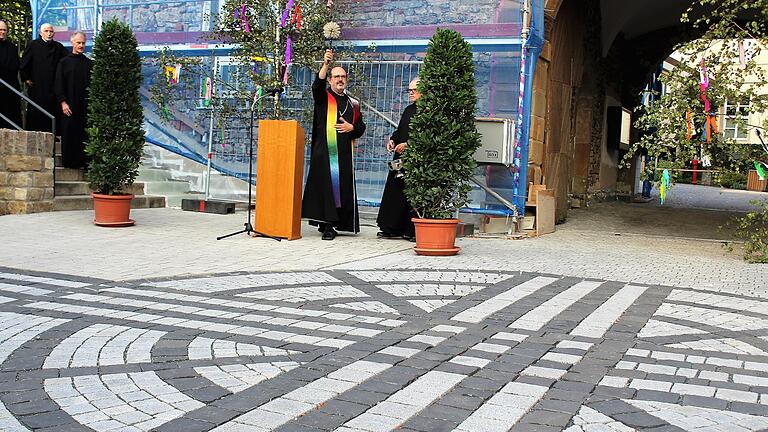 Abt Michael Reepen segnete den neugestalteten Plätze vor dem Torhaus (im Bild) in Münsterschwarzach wie auch die Fläche vor der Klosterkirche. Abt Michael Reepen segnete den neugestalteten Plätze vor dem Torhaus (im Bild) in Münsterschwarzach wie auch die Fläche vor der Klosterkirche.