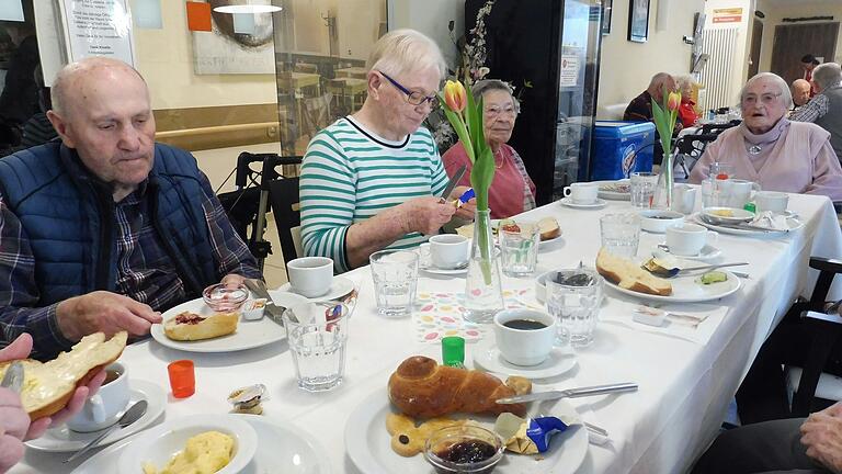 Osterbrunch im Diakonie-Seniorenhaus Mühlenpark, Osterbrunch im Diakonie-Seniorenhaus Mühlenpark,
