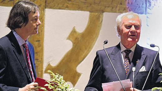 Ausgezeichnet: Stiftungsvater Erich Kronauer verleiht in der Rathausdiele den achten Historikerpreis an Dr. Stefan Scheil (links) für sein Buch „Logik der Mächte“. Ausgezeichnet: Stiftungsvater Erich Kronauer verleiht in der Rathausdiele den achten Historikerpreis an Dr. Stefan Scheil (links) für sein Buch „Logik der Mächte“.