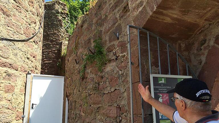 Mauer der Scherenburg wölbt sich bedenklich - (bjk) An der Scherenburg neigt sich die Mauer neben dem Eingang zum Burgweg bedenklich nach innen. Hans-Jürgen Offensberger (im Bild), Mädchen für alles bei den Scherenburgfestspielen, sagt, dass ihm das neulich aufgefallen sei. Tatsächlich sind eine deutliche Wölbung und Risse in der Wand erkennbar. Offensberger vermutet unter anderem Pflanzen als Grund dafür. Der städtische Bauamtsleiter und auch der Bürgermeister hätten sich die Sache schon angeschaut. Wahrscheinlich, so Offensberger, müsse die Wand noch vor Beginn der Festspiele nach außen gezogen, also eingerissen, und wieder errichtet werden. Bauamtsleiter Jörg Breitenbach sagt auf Anfrage, dass die Sache zunächst einmal untersucht werden müsse, wie bei jedem Schlagloch auch. Sollte tatsächlich „Gefahr in Verzug“ sein, werde natürlich Abhilfe geschaffen. Mauer der Scherenburg wölbt sich bedenklich - (bjk) An der Scherenburg neigt sich die Mauer neben dem Eingang zum Burgweg bedenklich nach innen. Hans-Jürgen Offensberger (im Bild), Mädchen für alles bei den Scherenburgfestspielen, sagt, dass ihm das neulich aufgefallen sei. Tatsächlich sind eine deutliche Wölbung und Risse in der Wand erkennbar. Offensberger vermutet unter anderem Pflanzen als Grund dafür. Der städtische Bauamtsleiter und auch der Bürgermeister hätten sich die Sache schon angeschaut. Wahrscheinlich, so Offensberger, müsse die Wand noch vor Beginn der Festspiele nach außen gezogen, also eingerissen, und wieder errichtet werden. Bauamtsleiter Jörg Breitenbach sagt auf Anfrage, dass die Sache zunächst einmal untersucht werden müsse, wie bei jedem Schlagloch auch. Sollte tatsächlich „Gefahr in Verzug“ sein, werde natürlich Abhilfe geschaffen.