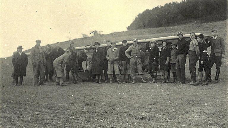 Segelfliegen in den 1930er Jahren. Au dem Saupurzel war nur die Plattform auf der Kuppe bewaldet. Ansonsten gab es nur wenige Hindernisse und gute Sicht. Segelfliegen in den 1930er Jahren. Au dem Saupurzel war nur die Plattform auf der Kuppe bewaldet. Ansonsten gab es nur wenige Hindernisse und gute Sicht.