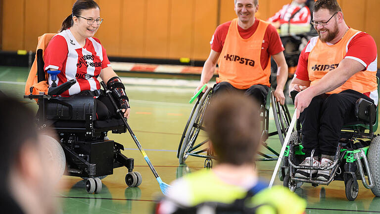 Wie flink und dynamisch Mannschaftssport trotz Körperbehinderung sein kann, beweist die Elektro-Rollstuhl-Hockey-Mannschaft, die aktuell in der 2. Bundesliga spielt. Wie flink und dynamisch Mannschaftssport trotz Körperbehinderung sein kann, beweist die Elektro-Rollstuhl-Hockey-Mannschaft, die aktuell in der 2. Bundesliga spielt.