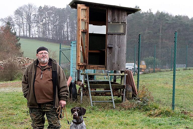 Jäger Peter Oppelt vor dem Hochsitz, den er monatelang nicht nutzen konnte, weil ihn Hornissen "besetzt" hatten. Jäger Peter Oppelt vor dem Hochsitz, den er monatelang nicht nutzen konnte, weil ihn Hornissen "besetzt" hatten.
