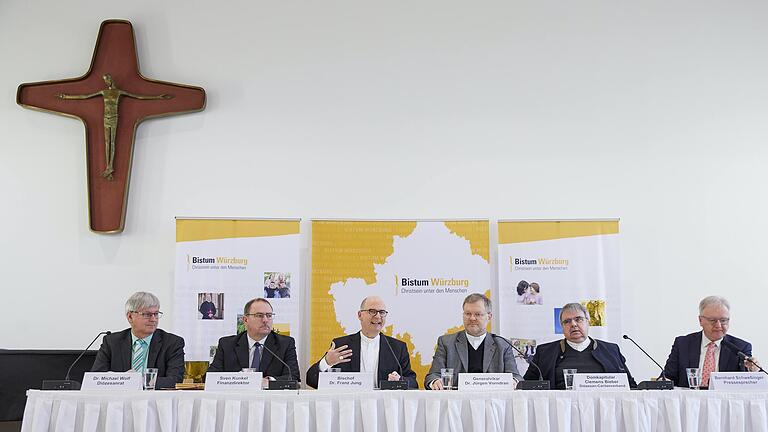Jahresauftakt mit Zahlen der Diözese Würzburg: (von links)&nbsp; Diözesanrat Michael Wolf, Finanzdirektor Sven Kunkel, Bischof Franz Jung, Generalvikar Jürgen Vorndran, Domkapitular Clemens Bieber und Pressesprecher Bernhard Schweßinger bei der Pressekonferenz zum Haushaltsplan Anfang Februar.