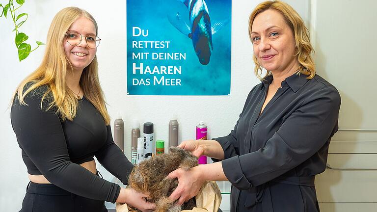 Nicht wegwerfen, sondern für eine gute Sache spenden: Martina Menth (rechts) und ihre Tochter Melina vom Haarstudio Scherenschnitt in Gerolzhofen unterstützen die Aktion 'Hair Help the Oceans' mit gesammelten Haarabfällen aus ihrem Salon. Nicht wegwerfen, sondern für eine gute Sache spenden: Martina Menth (rechts) und ihre Tochter Melina vom Haarstudio Scherenschnitt in Gerolzhofen unterstützen die Aktion 'Hair Help the Oceans' mit gesammelten Haarabfällen aus ihrem Salon.