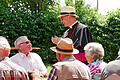 Bischof Franz Jung suchte bei seinem Rundgang vom Tisch zu Tisch beim Hubertusfest im Biergarten des Hubertushofs in Fährbrück das persönliche Gespräch. Das hat den Hubertusbrüdern und ihren Gästen gefallen.