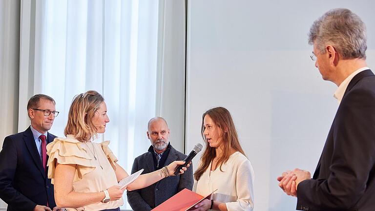 Nelli Ziegler (Mitte) gewinnt den Landespreis beim Geschichtswettbewerb des Bundespräsidenten .       -  Nelli Ziegler (Mitte) gewinnt den Landespreis beim Geschichtswettbewerb des Bundespräsidenten .