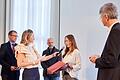 Nelli Ziegler (Mitte) gewinnt den Landespreis beim Geschichtswettbewerb des Bundespräsidenten .       -  Nelli Ziegler (Mitte) gewinnt den Landespreis beim Geschichtswettbewerb des Bundespräsidenten .
