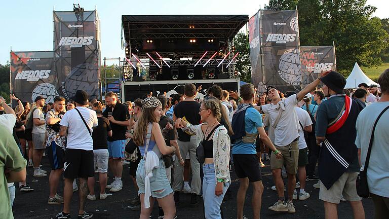 Auch dieses Jahr dürfte das Heroes Festival tausende Deutschrap-Fans begeistern. Auch dieses Jahr dürfte das Heroes Festival tausende Deutschrap-Fans begeistern. 