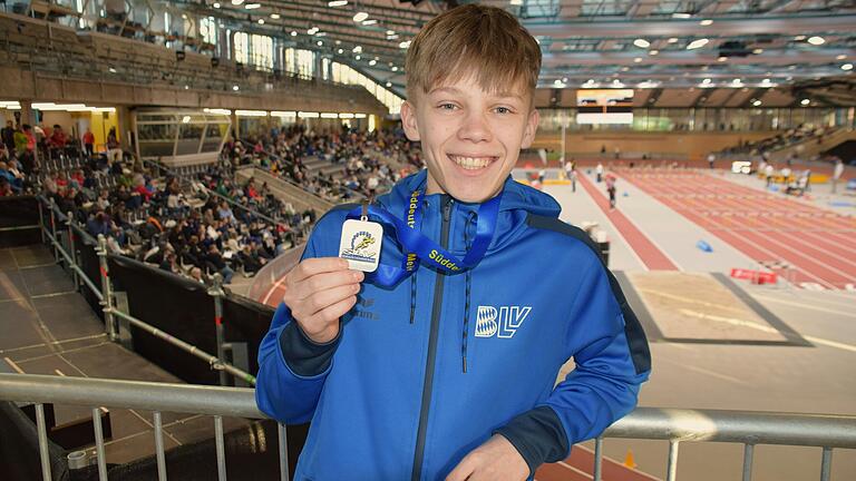 Finn Hauk freudestrahlend mit der dritten Medaille innerhalb von zwei Wochen.