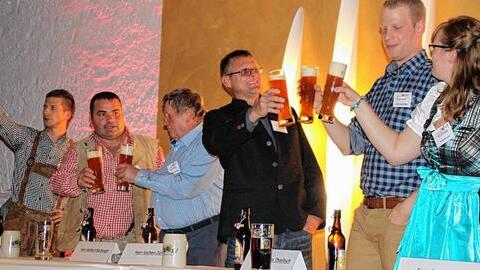 Ein Prost auf die Kandidaten (von links) Sebastian Gocker, Holger Betz, Herbert Buchinger, Jochen Zürl, Tobias Thielisch und Sandra Lohs. Ein Prost auf die Kandidaten (von links) Sebastian Gocker, Holger Betz, Herbert Buchinger, Jochen Zürl, Tobias Thielisch und Sandra Lohs.
