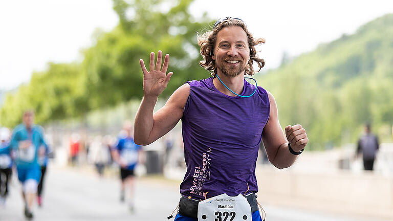 Zahlreiche Läufer nehmen am 20. iWelt-Marathon am Sonntag 29.05.22 durch die Würzburger Innenstadt teil.