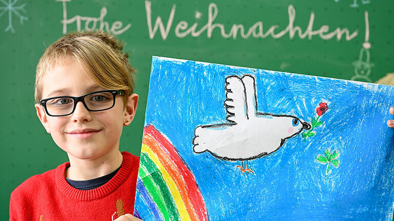 Die Viertklässlerinnen und Viertklässler der Dettelbacher Grundschule haben gemalt, was sie sich zu Weihnachten wünschen: 

Damian ist sozusagen das Weihnachtskind der zwei vierten Klassen der Dettelbacher Grundschule. Nicht nur, dass er einen Weihnachtspulli und eine Weihnachtsmann-Mütze als Ohrringe trägt, er heißt auch Noel mit zweitem Namen. Die Bedeutung dieses Vornamens: der an Weihnachten Geborene. „Aber eine Weihnachtsunterhose habe ich nicht“, sagt der Zehnjährige. Vielleicht bringt die ja das Christkind. Gemalt hat Damian eine Friedenstaube unter einem Regenbogen und daneben ein Kleeblatt. Denn er wünscht sich Frieden und Glück für alle Menschen.