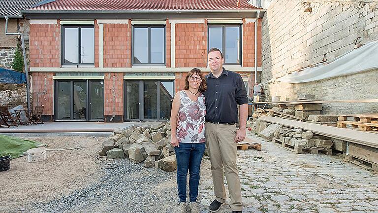 Große Teile der alten Scheune haben Alexander Reuss und Verena Hederich in Eigenleistung abgebrochen. Der Neubau innerhalb der Giebelmauern ist durch die großen Fensterflächen sehr licht und hell geworden. Die alten Sandsteinmauern (rechts), die das Gehöft prägen, sollen auch noch am Erdgeschoss des Neubaues platziert werden.