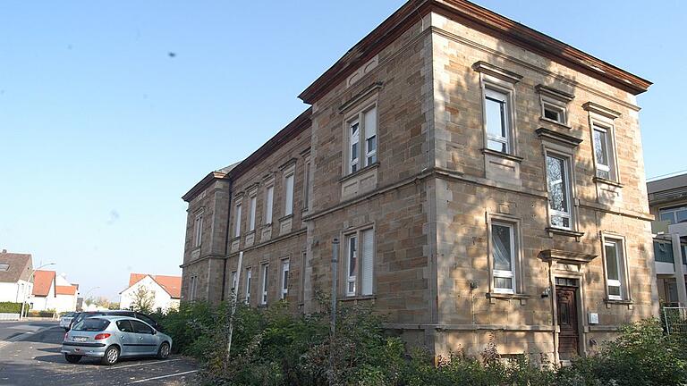 747 Unterschriften zählen die Unterstützerlisten des Bürgerbegehrens zum Erhalt des ehemaligen Krankenhauses aus Sandstein samt des Isolierbaus. 747 Unterschriften zählen die Unterstützerlisten des Bürgerbegehrens zum Erhalt des ehemaligen Krankenhauses aus Sandstein samt des Isolierbaus.