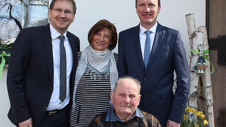 Auf erfüllte neunzig Jahre kann Hans Schwab aus Gresselgrund (vorne sitzend) zurückblicken. Zu diesem Ehrentag gratulierten ihm, der Bürgermeister der Marktgemeinde Maroldsweisach, Wolfram Thein, Ortssprecherin Ruth Fleischmann und der stellvertretende Landrat Michael Ziegler (von links). Auf erfüllte neunzig Jahre kann Hans Schwab aus Gresselgrund (vorne sitzend) zurückblicken. Zu diesem Ehrentag gratulierten ihm, der Bürgermeister der Marktgemeinde Maroldsweisach, Wolfram Thein, Ortssprecherin Ruth Fleischmann und der stellvertretende Landrat Michael Ziegler (von links).