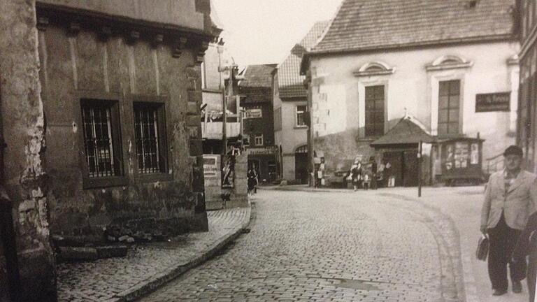 Vor Jahrzehnten lief der damals noch recht spärliche Fernverkehr quer durch die Gerolzhöfer Altstadt. Am Alten Rathaus war es für Fußgänger besonders eng. Vor Jahrzehnten lief der damals noch recht spärliche Fernverkehr quer durch die Gerolzhöfer Altstadt. Am Alten Rathaus war es für Fußgänger besonders eng.