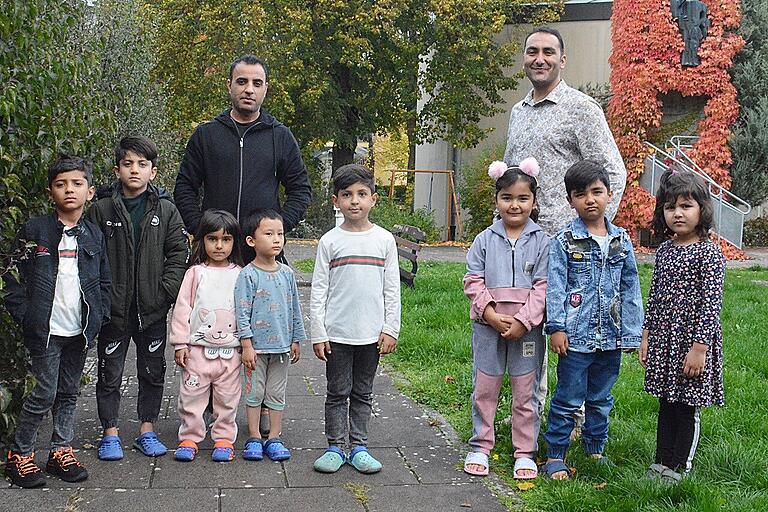 Es sind kinderreiche Familien, die in Bad Königshofen im Haus Sankt Michael seit zehn Monaten auf engstem Raum leben. Unser Bild zeigt Gulamsafdar Haidari mit seinen Kindern und Bashir Ahmad Inyat.