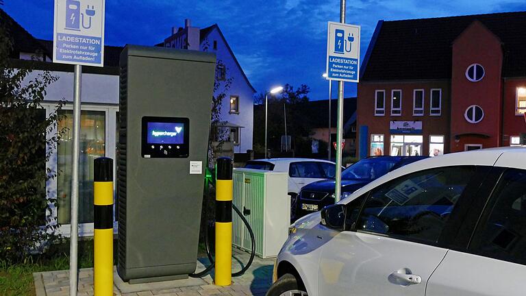 Noch sind Elektroladesäulen für die Bürgerenergiegenossenschaft Arnstein ein Verlustgeschäft. Dennoch sollen zusätzliche Ladestationen zu der in der Arnsteiner 'Neuen Mitte' entstehen. Noch sind Elektroladesäulen für die Bürgerenergiegenossenschaft Arnstein ein Verlustgeschäft. Dennoch sollen zusätzliche Ladestationen zu der in der Arnsteiner 'Neuen Mitte' entstehen.