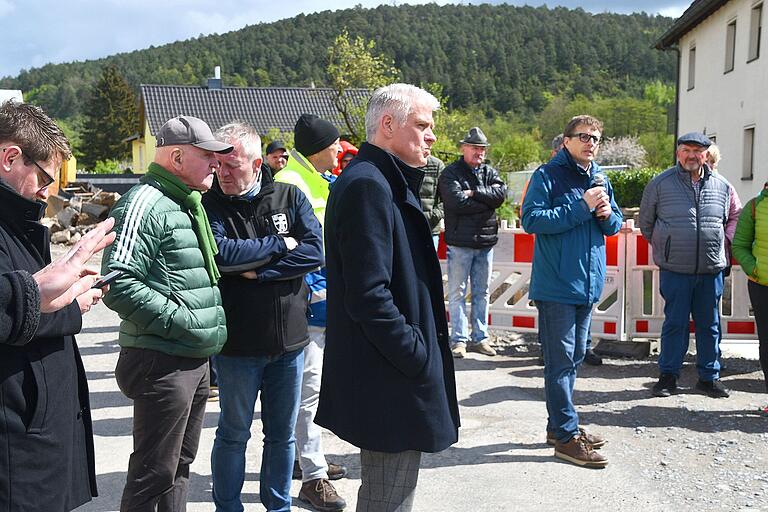 Alexander Barthelmes, VG-Tiefbauamt Sachgebietsleiter, informierte im Rahmen einer Baustellenbesichtigung über den aktuellen Stand und beantwortete Fragen zu der Baumaßnahme. Alexander Barthelmes, VG-Tiefbauamt Sachgebietsleiter, informierte im Rahmen einer Baustellenbesichtigung über den aktuellen Stand und beantwortete Fragen zu der Baumaßnahme.